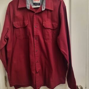 Wrangler‎ Maroon Comfort Flex Shirt  Pre-own. A  great addition to your closet.